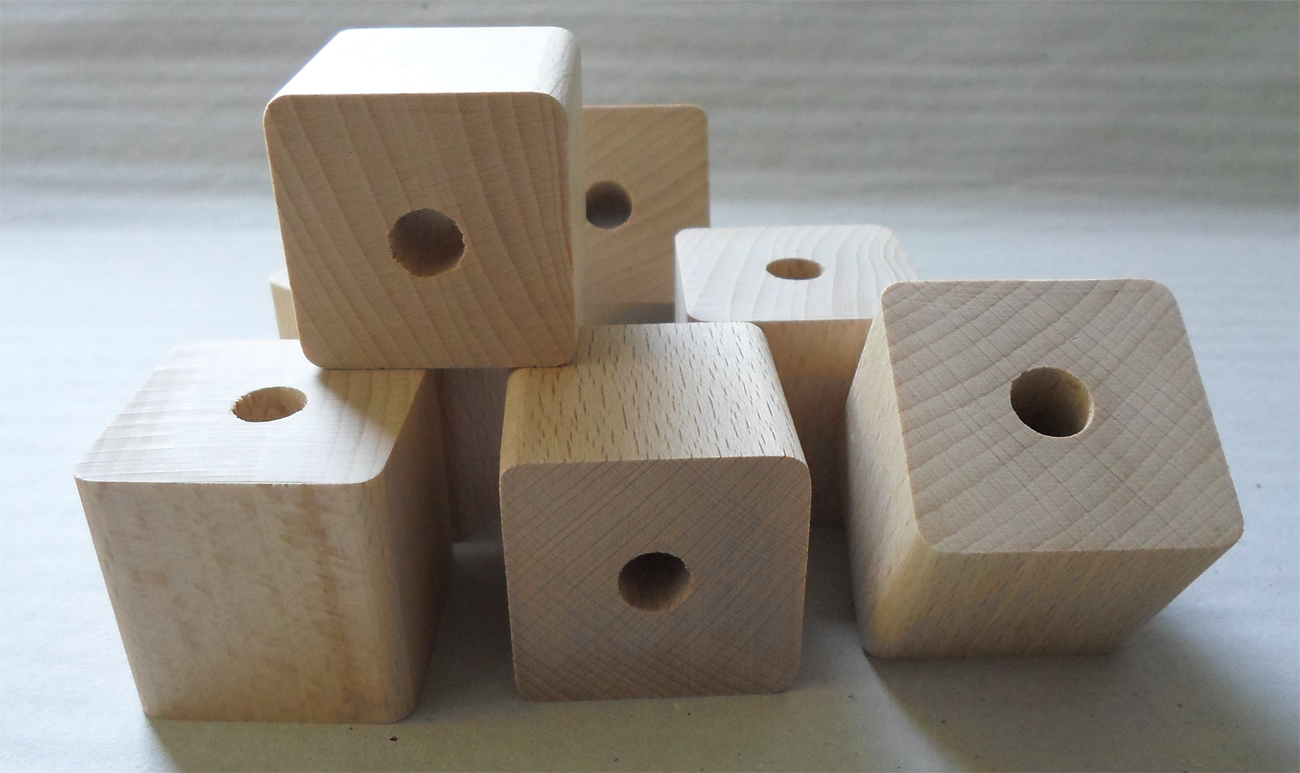 1 Stück Würfel 40x40 mit Bohrung, Buche unbehandelt